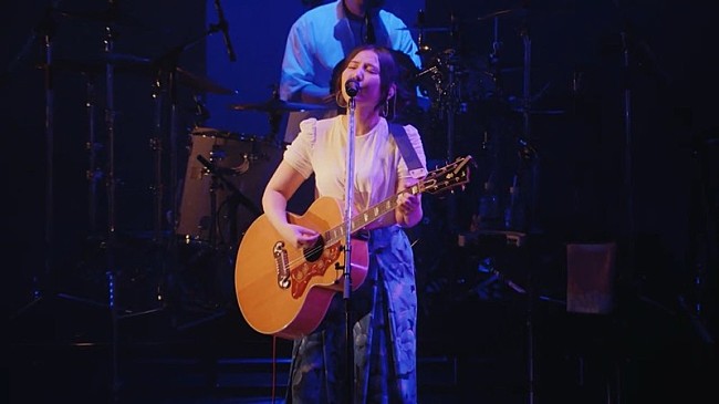 「阿部真央、「じゃあ、何故」バンド編成ライブ映像公開」1枚目/3