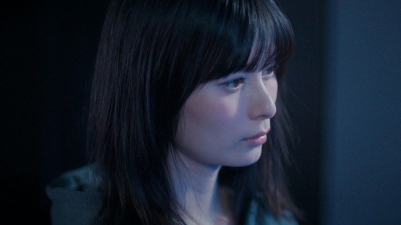 がらり、大久保桜子が演じる地下アイドルの物語を「レンズ」MVで描く
