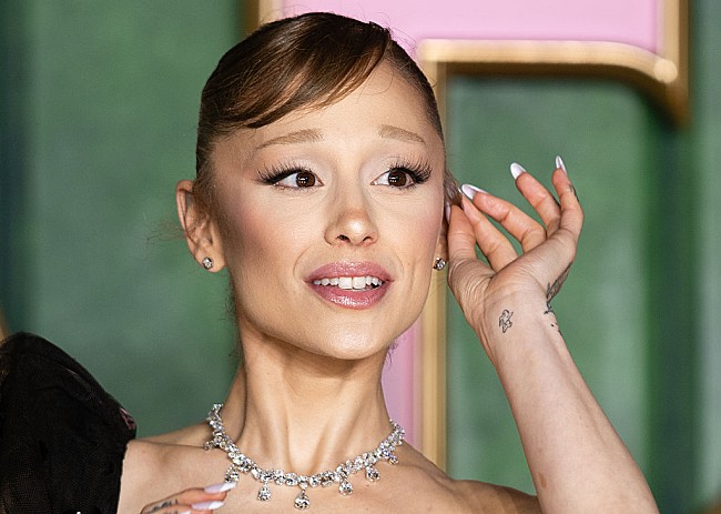 「アリアナ・グランデ、10曲目の米ビルボード“Hot 100”1位を獲得しファンに感謝「生きている中で最も感謝している人間」」1枚目/1