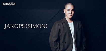 ＜インタビュー＞JAKOPS（SIMON）が見つめるXGの次なるフェーズとは――1stフルアルバムは“世界一の名盤”になる