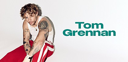 ＜インタビュー＞「音楽で世代を超える」――トム・グレナンが語る全英No.1アルバム、30代の挑戦、オアシスへの想い