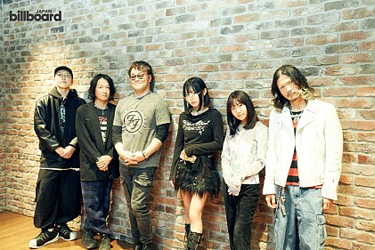 ＜インタビュー＞Maison de Queen、デビュー1周年記念日にバンド編成ライブ開催──「Glorious days」制作陣と紐解く魅力と軌跡