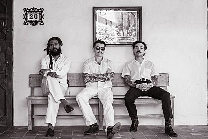 ＜コラム＞ヴィンテージ・ソウルの美学を体現するトリオ・Thee Sacred Soulsに見る、現代の"チカーノ・ソウル"――3都市ビルボードライブ・ツアーを前に魅力へ迫る